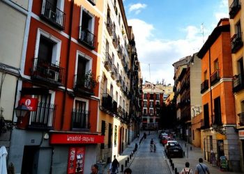 España suma récord de casi 100.000 contagios en un dí­a
