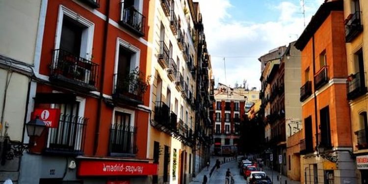 España suma récord de casi 100.000 contagios en un dí­a