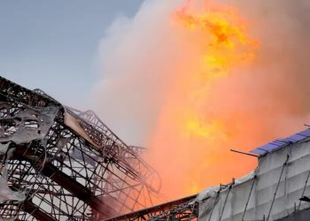 Espectacular incendio en edificio de la Bolsa de Copenhague