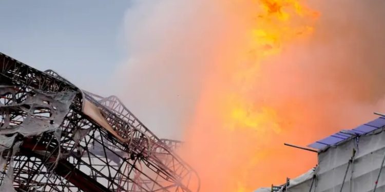 Espectacular incendio en edificio de la Bolsa de Copenhague