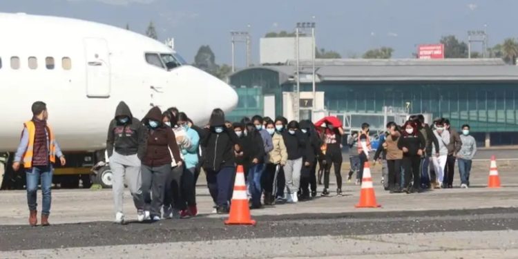 Esta semana arriban 15 vuelos de Estados Unidos repletos de guatemaltecos deportados