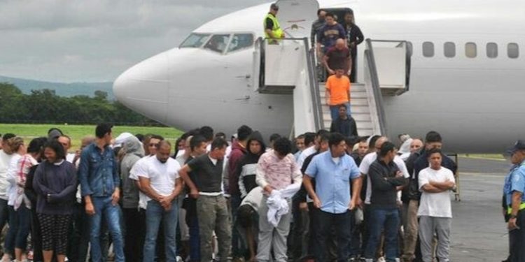 Estados Unidos deporta a más de 380,000 migrantes en los últimos siete meses