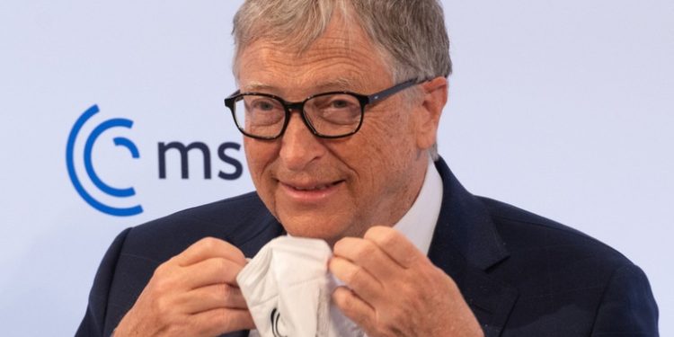 'Estoy deseoso de saber dónde está todo el mundo': Bill Gates bromea sobre el seguimiento de personas vacunadas