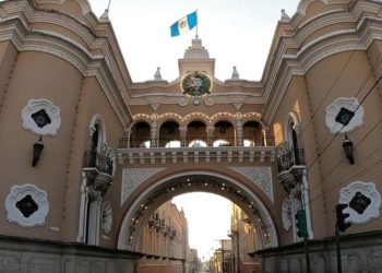 Estudiantes, artistas y docentes marchan hacia el Palacio Nacional exigiendo diálogo para evitar desalojo