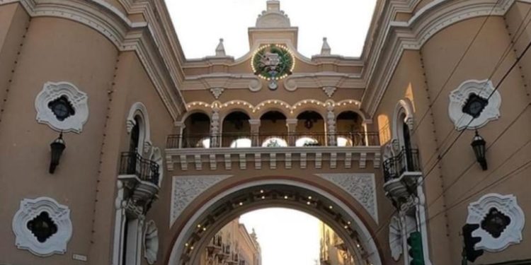 Estudiantes, artistas y docentes marchan hacia el Palacio Nacional exigiendo diálogo para evitar desalojo