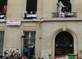 Estudiantes bloquean centro universitario Science Po