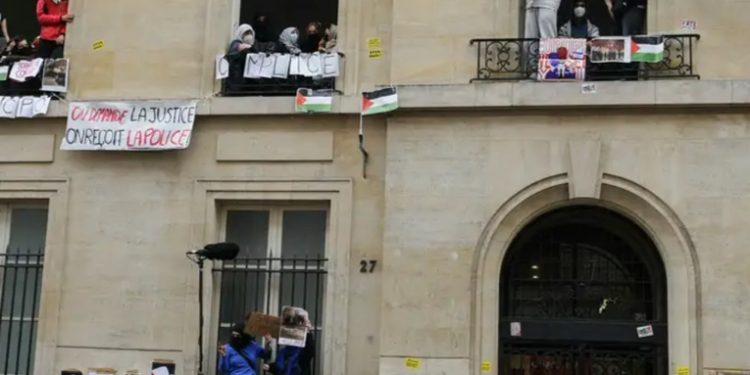 Estudiantes bloquean centro universitario Science Po