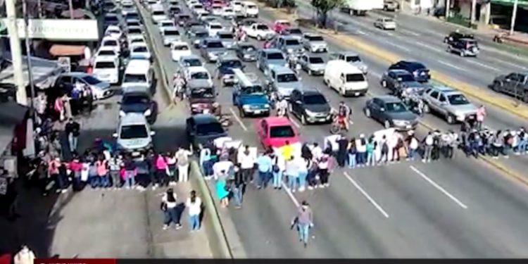 Estudiantes de la Universidad de San Carlos realizan bloqueos