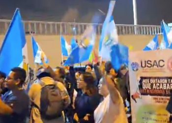 Estudiantes de la USAC expresan solidaridad con manifestantes en caravana nocturna