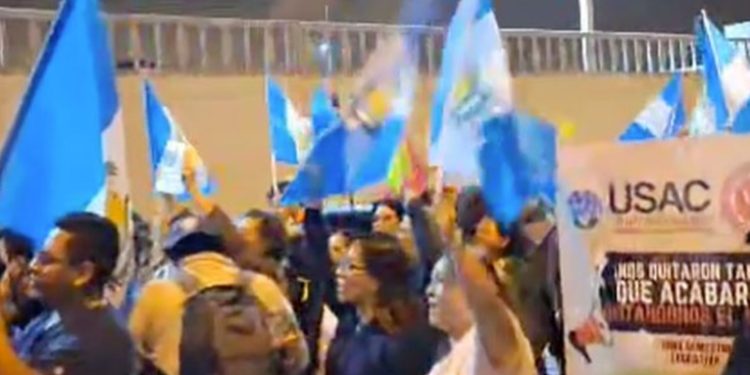 Estudiantes de la USAC expresan solidaridad con manifestantes en caravana nocturna