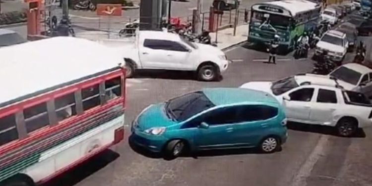 Estudiantes exigen salida de fiscal general y rector universitario en manifestación