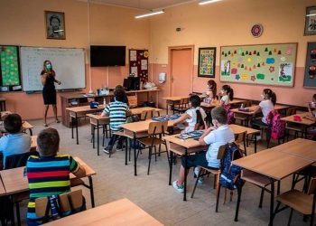 Estudiantes no necesitarán ninguna dosis contra el COVID-19 para el regreso a clases presenciales