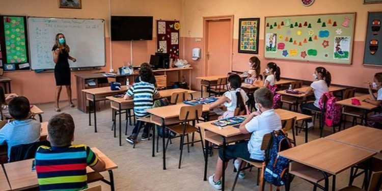 Estudiantes no necesitarán ninguna dosis contra el COVID-19 para el regreso a clases presenciales