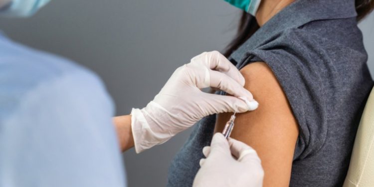 Estudiantes universitarios y periodistas serán vacunados