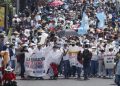 Estudiantes y docentes de la USAC realizan marcha pidiendo que se repita la elección de rector