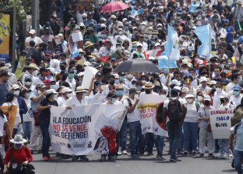 Estudiantes y docentes de la USAC realizan marcha pidiendo que se repita la elección de rector