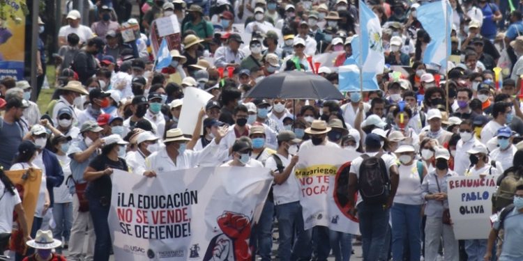 Estudiantes y docentes de la USAC realizan marcha pidiendo que se repita la elección de rector