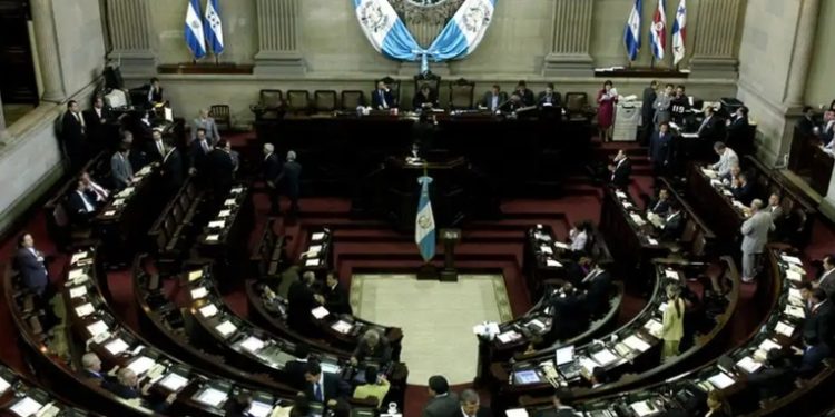 Estudio revela cifras: Gasto considerable por diputado y asesores en el Congreso.