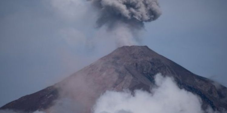 Evacuados por actividad del Volcán de Fuego continúan sin poder regresar a sus hogares