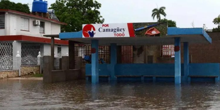 Evacúan a miles en el este de Cuba tras fuertes lluvias