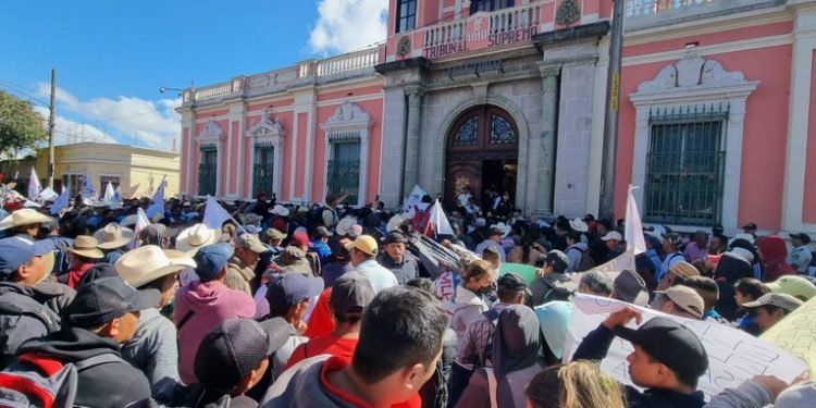 Evacuan a personal del Tribunal Supremo Electoral por temor a manifestación