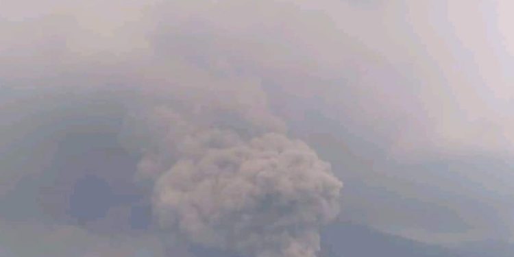 Evacuan a pobladores de las cercaní­as del Volcán de Fuego por incremento de actividad volcánica