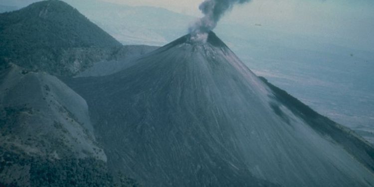 Evalúan actividad del volcán de pacaya