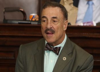 Ex diputado Fernando Linares Beltranena presenta expediente en busca de ser el PDH