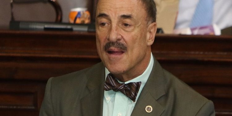 Ex diputado Fernando Linares Beltranena presenta expediente en busca de ser el PDH