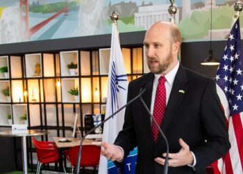 Ex Embajador de EE. UU., William Popp, Se retira tras afrontar desafíos históricos