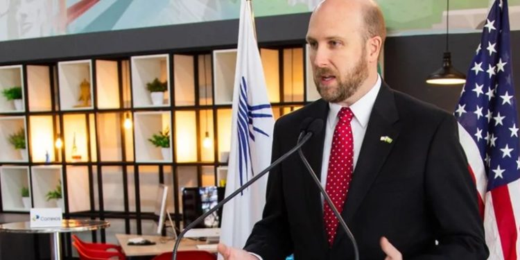 Ex Embajador de EE. UU., William Popp, Se retira tras afrontar desafíos históricos