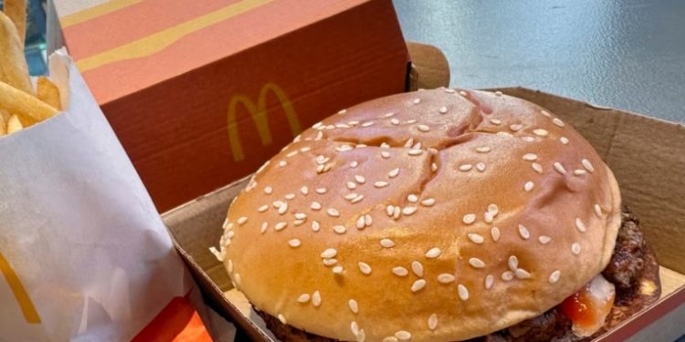 Exámenes descartan que medallones de carne hayan sido fuente de brote de E. coli, dice McDonald's