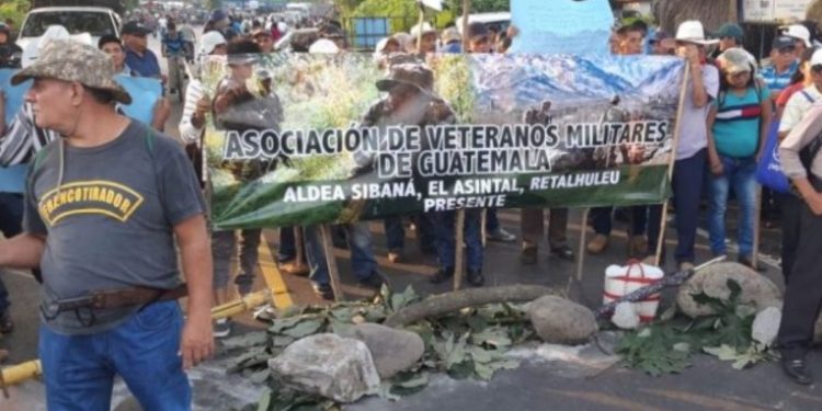 Ex militares continúan con las manifestaciones