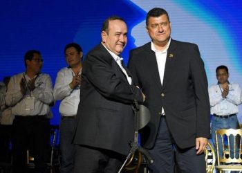 Ex presidente Alejandro Gimmattei es juramentado en el PARLACEN