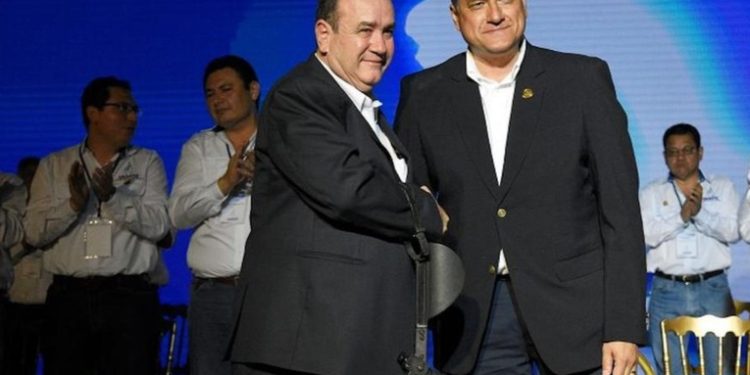 Ex presidente Alejandro Gimmattei es juramentado en el PARLACEN