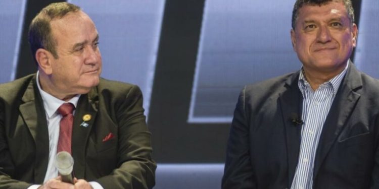 Ex presidentes Giammattei y Castillo asumen como diputados al Parlamento Centroamericano.