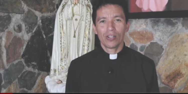 Excomulgan a sacerdote