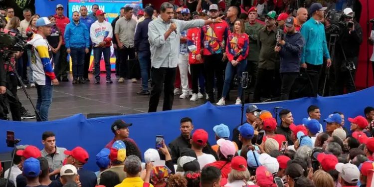 Exlíderes iberoamericanos piden a CPI la detención de Maduro