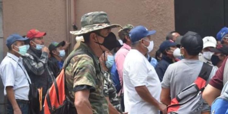 Primer día de tres: exmilitares bloquean distintos puntos del país