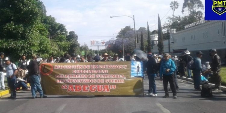 Exmilitares protestan en avenida Reforma, zona 10