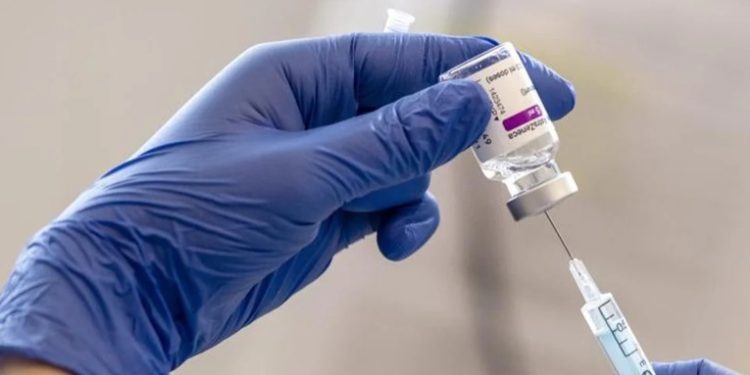 Expertos aconsejan a guatemaltecos vacunados con AstraZeneca que consulten a médicos por efectos secundarios