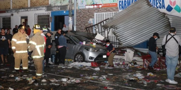 Explota cilindro de gas en el interior de una tienda
