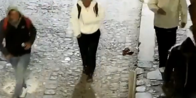 VíDEO: Exponen a 4 asaltantes que agreden y roban a víctima en La Antigua