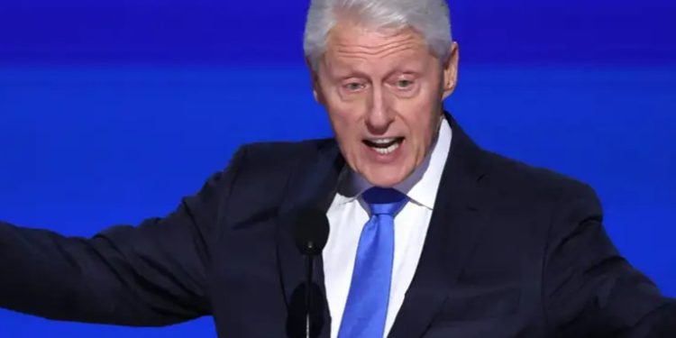 Expresidente de EE.UU. Bill Clinton hospitalizado con fiebre