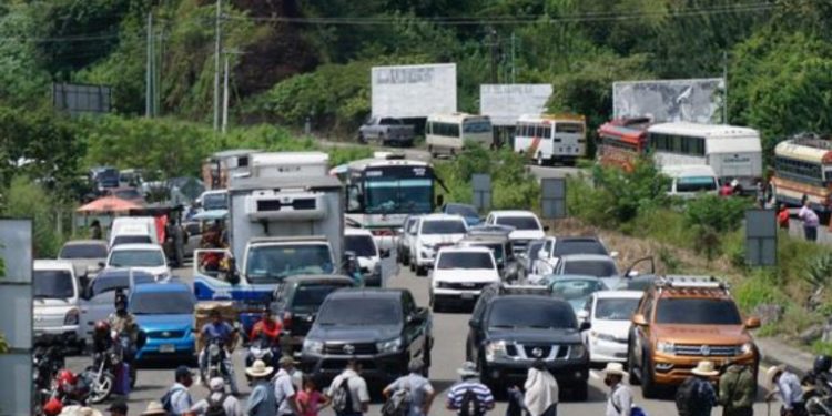 Exsoldados de Guatemala bloquean carreteras en protesta