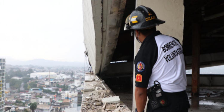 Fachada de edificio se desploma