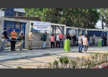 Fallas en el sistema provoca que adultos mayores no sean atendidos en centro de vacunación
