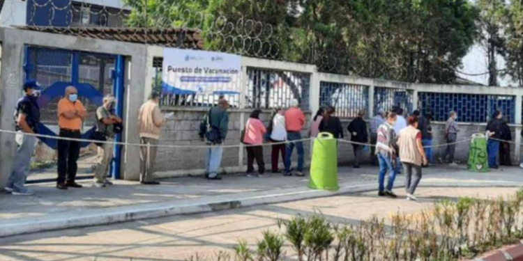 Fallas en el sistema provoca que adultos mayores no sean atendidos en centro de vacunación
