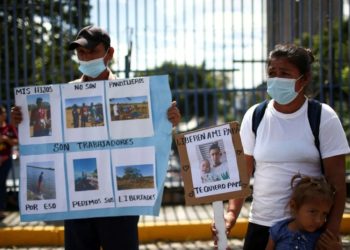 Familiares piden liberación de detenidos en El Salvador durante estado de excepción