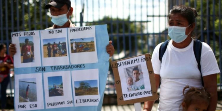 Familiares piden liberación de detenidos en El Salvador durante estado de excepción